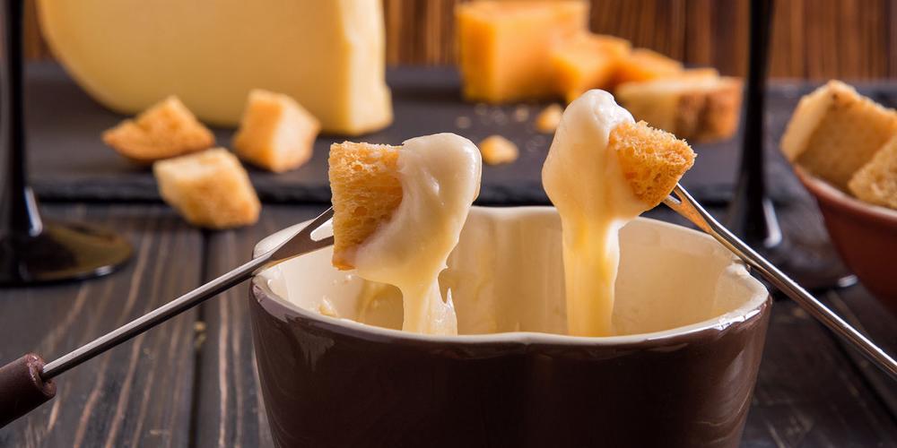 Fondue cheese with bread